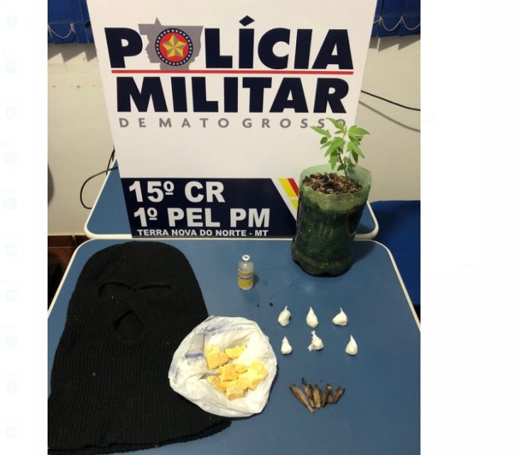 Suspeitos em Terra Nova foge da policia mais deixam para trás pés de Maconha e drogas.