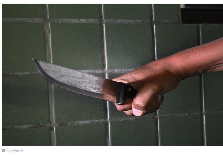 Mãe leva mordida de filho surtado e ainda a ameaça com uma faca