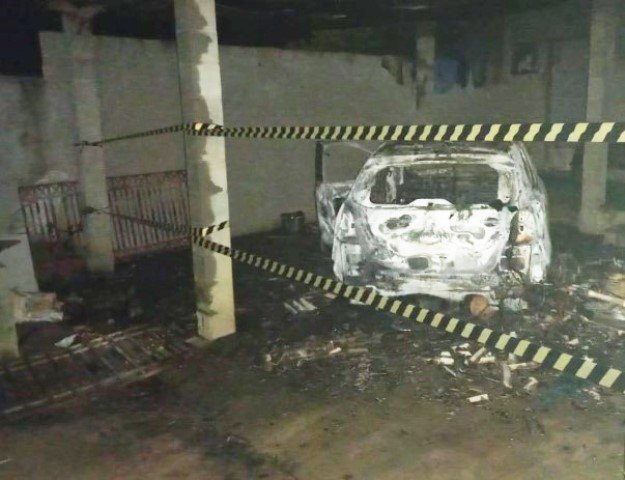 Após discussão, mulher ateia fogo em casa, moto e no carro do marido; suspeita, irmã e marido sofrem queimaduras