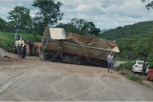 Carreta tomba na Serra de São Vicente e motorista fica ferido