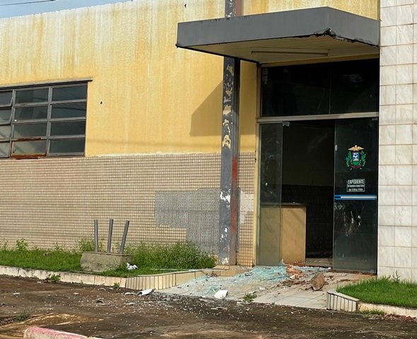 Prédio do antigo Fórum de Colíder e depredado e vandalizado. (Vídeo)