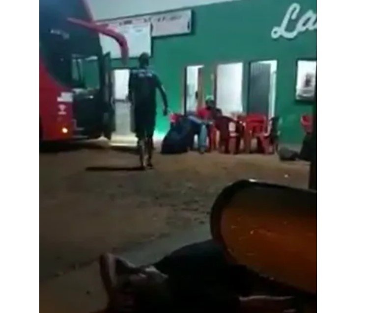 Urgente: motorista de ônibus e funcionário de guichê agridem idoso em Itanhangá