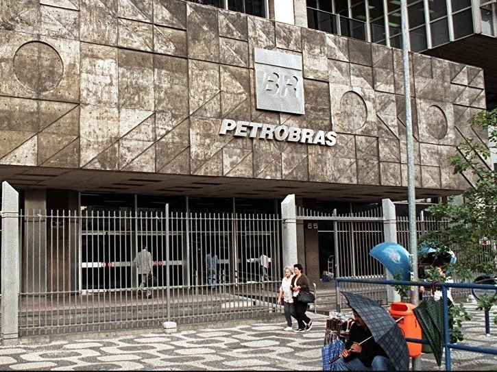 Nova transição sugere a Lula abandonar privatizações da Petrobras, Correios e EBC