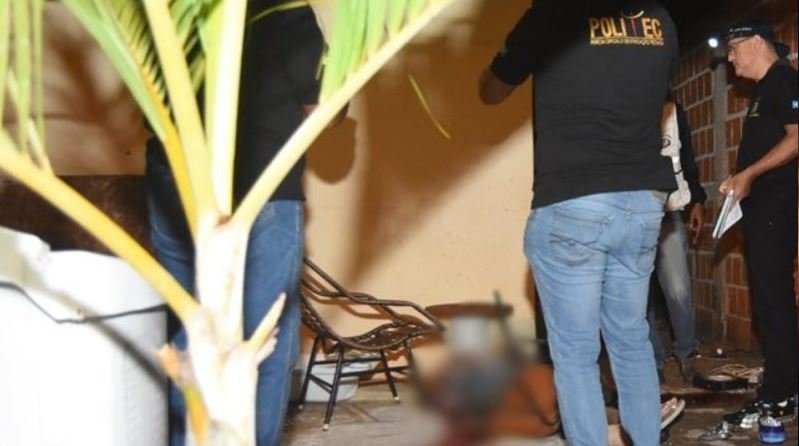 Bandidos invade residência mata dois jovens e deixa mulher ferida