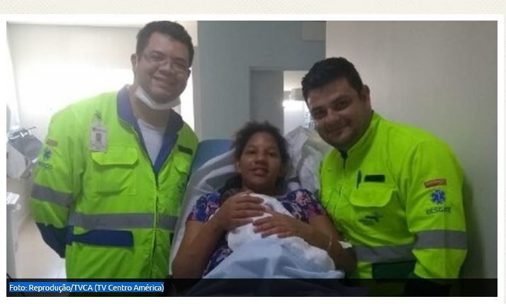 Pneu do carro estoura a caminho do hospital e pai faz parto da filha em rodovia