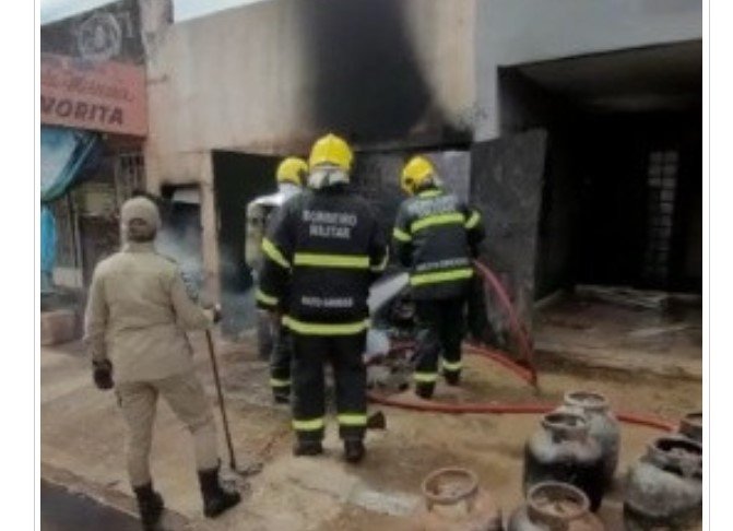 Mercearia fica destruída com incêndio de grande proporção em Sinop; veja vídeo