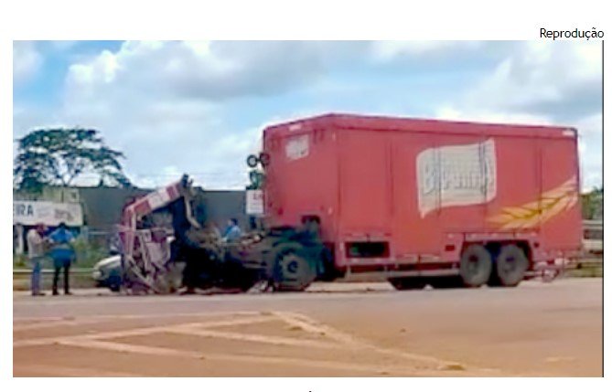 Batida entre caminhão e carreta de cerveja deixa dois feridos
