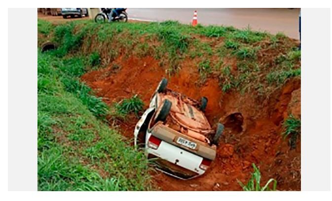 Carro com mulher grávida cai em vala de escoamento de água em Sinop