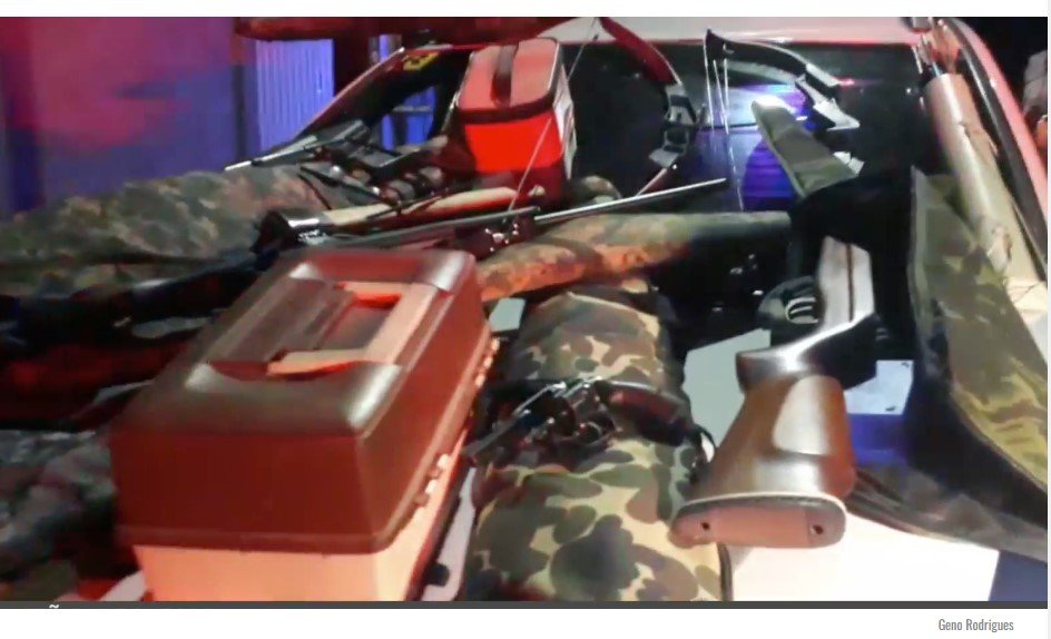 Homem com arsenal de armas é preso após ameaçar vizinhos