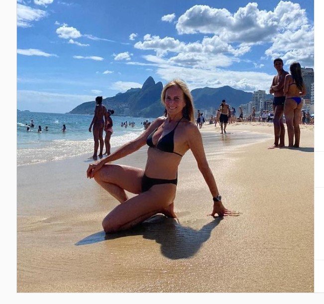 Aos 77 anos, Helô Pinheiro posa de biquíni na praia que a fez famosa: 'Mudei, mas minha Ipanema continua a mesma'