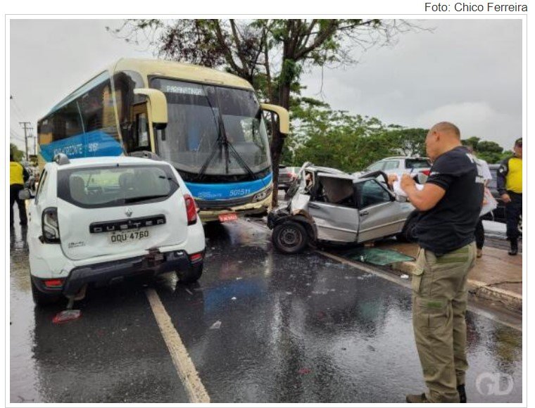 Acidente entre ônibus e 4 veículos deixa feridos na Miguel Sutil