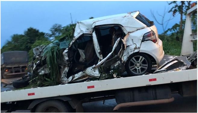 Irmãos morrem em colisão entre carro e caminhão em rodovia federal no Nortão