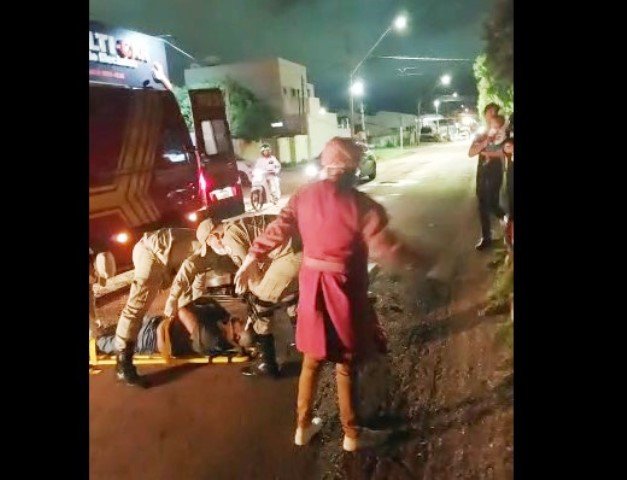 Jovem em Colíder desmaia após cair de garupa de moto num buraco no centro da cidade. (Vídeo)