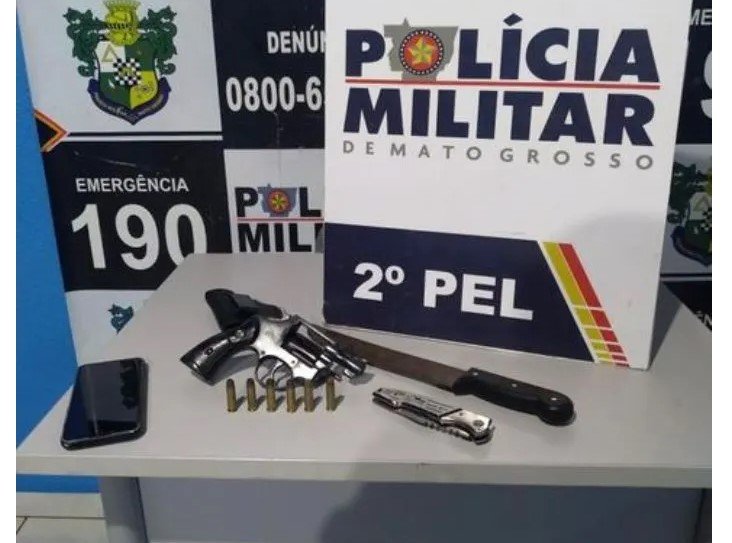 Polícia Militar aborda carro e prende suspeito com armas em Nova Canaã