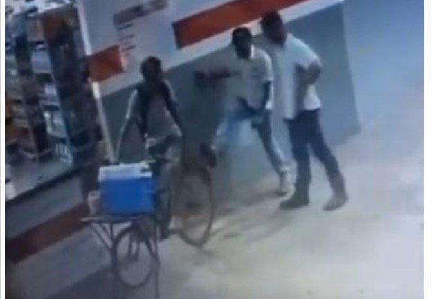 Menino é agredido enquanto vende salgados na rua e vídeo gera revolta