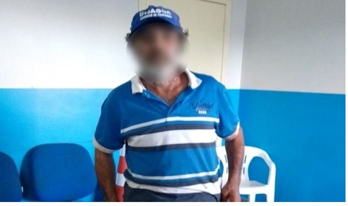 Mulher flagra neto de cinco anos nu com vizinho de 53 anos e resgata criança