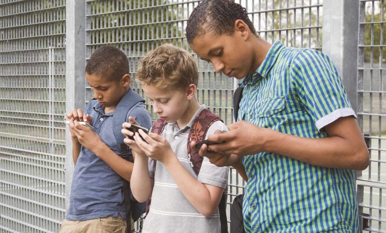 Rede sociais causam alterações no cérebro de crianças e adolescentes