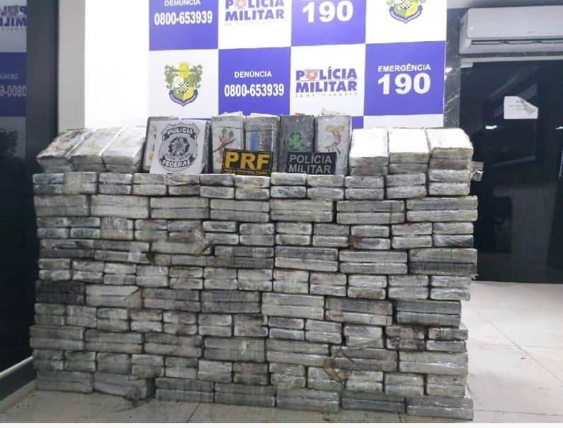 Polícia Militar e PRF apreendem 550 quilos de cocaína em fundo falso de caminhão em Confresa