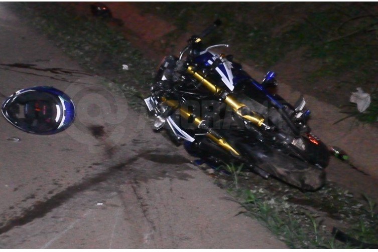 Jovem morre na BR-163 após atingir moto de alta cilindrada na traseira de carreta