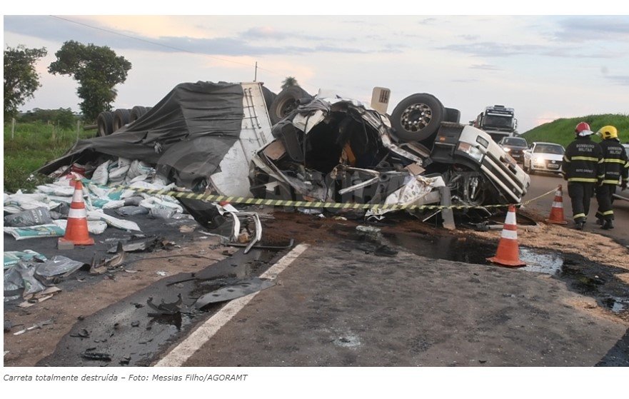 Caminhoneiro morre preso às ferragens após atingir veículo de carga em duas carretas na BR-364