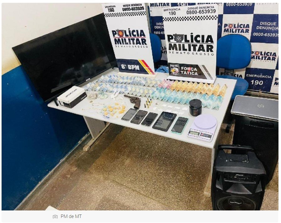 Mulher é presa pela PM com arma de fogo, porções de drogas e objetos furtados