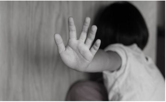 Mãe estupra filho de 4 anos, grava vídeo e divulga em sites pornográficos