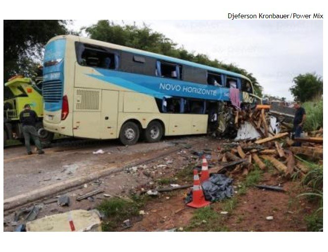 5 vítimas de acidente entre carreta e ônibus seguem internadas
