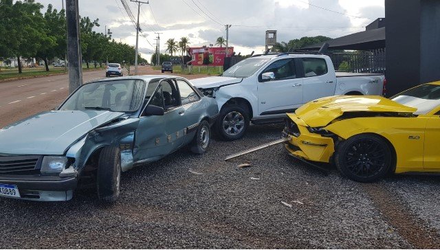 Chevette bate em veículo de luxo em Sinop