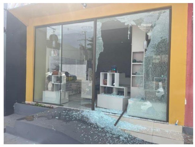Ladrão destrói vitrine de loja e furta vários relógios no centro de cidade no interior de MT.