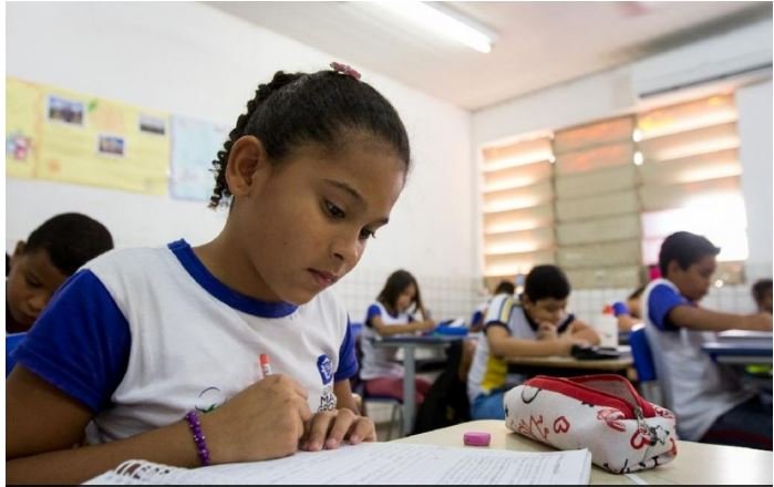 Ano letivo começa hoje e professores devem fazer paralisação nesta terça