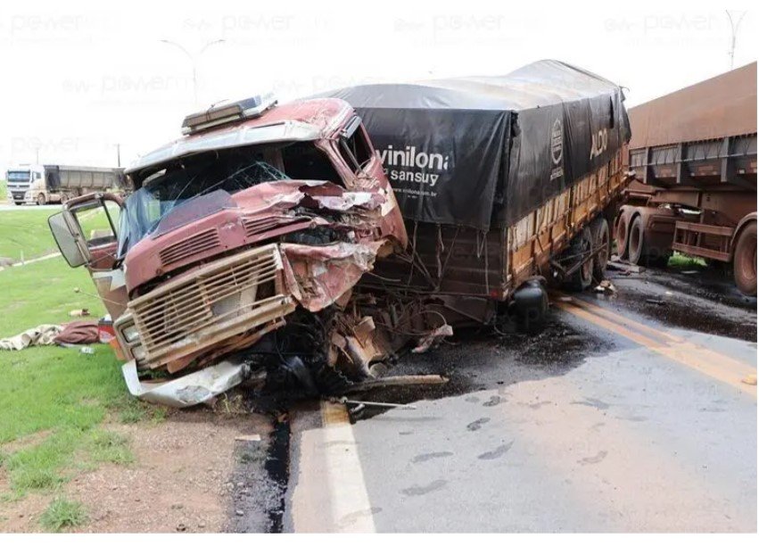 Carreta com placas de Lucas se envolve em acidente na BR-163 com mais três veiculos
