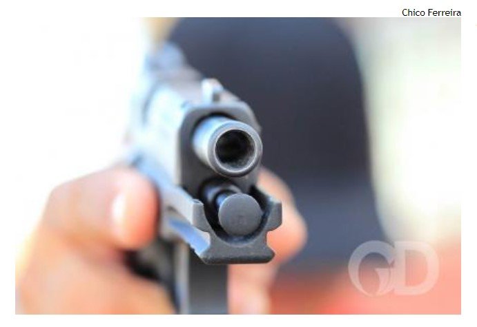 Jovem leva ao menos 10 tiros de pistola e morre no sofá de casa