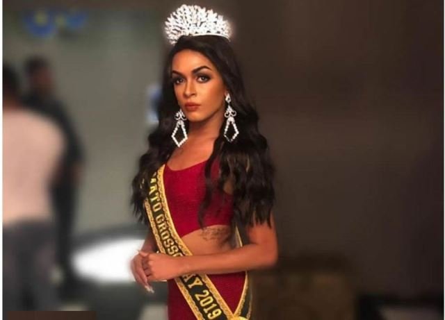 “Subi no salto e a mágica aconteceu”; conheça a primeira Miss Gay deficiente auditiva