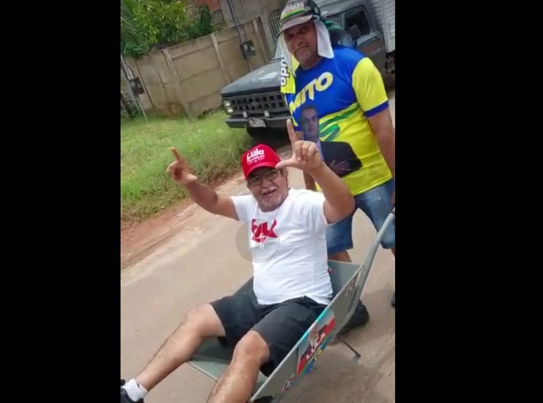 Por aposta feita nas eleições, bolsonarista carrega amigo lulista em carrinho de mão em MT; veja vídeo