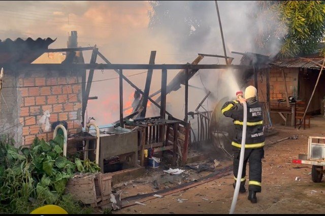 URGENTE: Casa de idosa cadeirante em Colíder fica destruída após incêndio. (Vídeo)