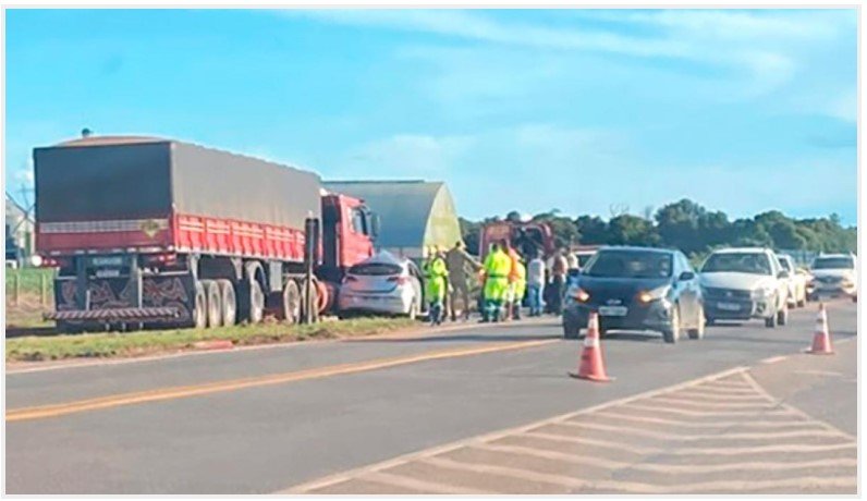 Motorista fica ferido em acidente entre carreta e HB20
