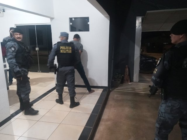 Polícia em Colíder prende homem com cartão roubado de empresa, drogas e tornozeleira rompida. (Fotos)