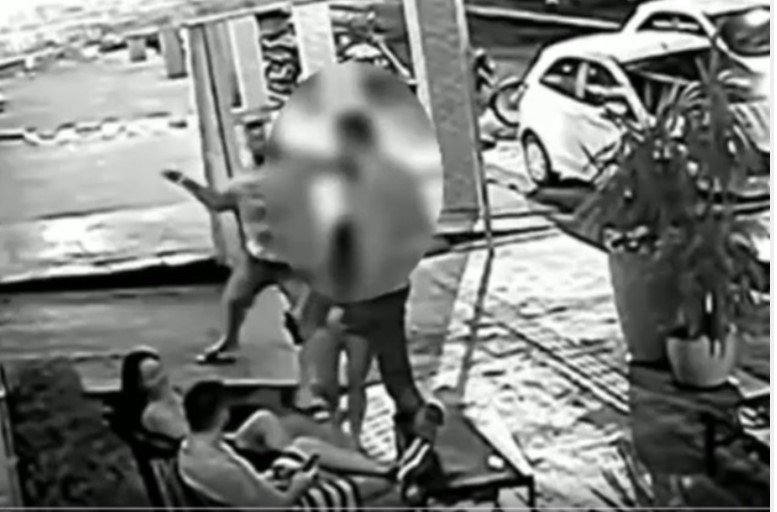 Homem quebra garrafa em rosto de médico ao vê-lo conversando com a ex dele