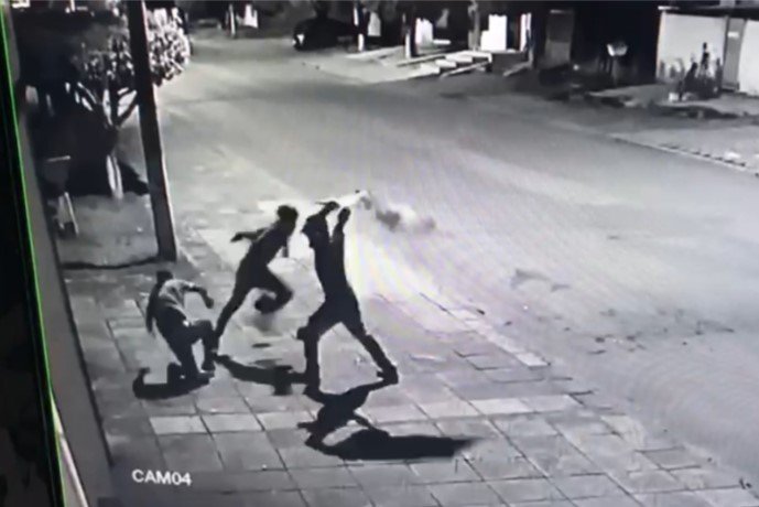 Homem é espancando por assaltantes no centro de Guarantã e vai parar na UTI.