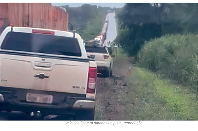 BR-163 tem fila de mais de 10 km após carreta carregada com milho tombar
