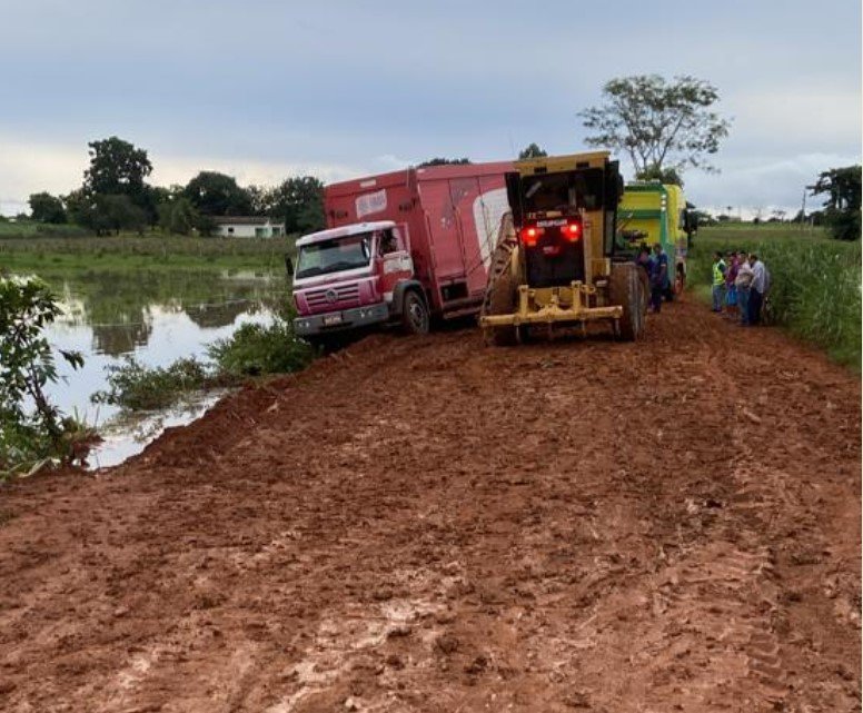 ABANDONO TOTAL: Caminhão fica atolado a menos de 1 km do centro de Colíder.
