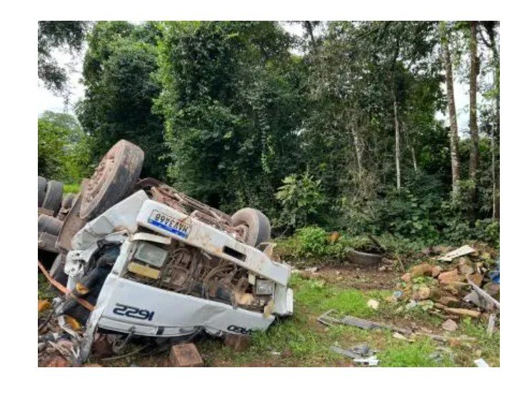 Veja o vídeo - Caminhão tomba e passageiro morre preso às ferragens na BR-163