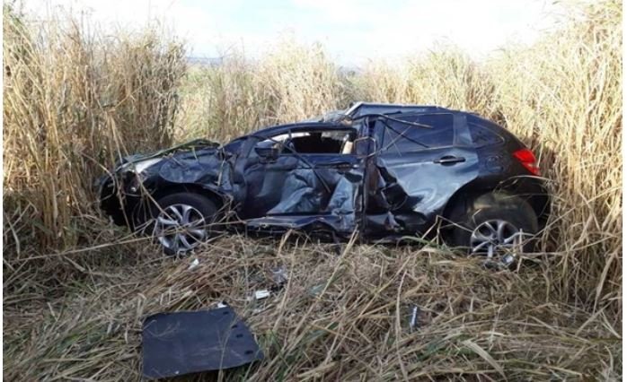 Bebê de oito meses é arremessado para fora de veículo em acidente