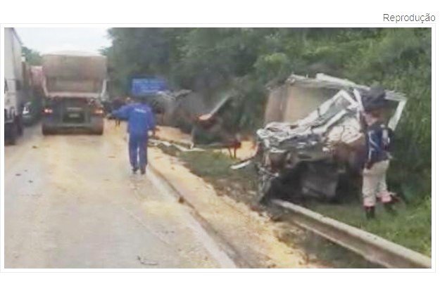 Acidente entre 3 veículos de carga deixa motorista preso às ferragens na BR-163; veja vídeos