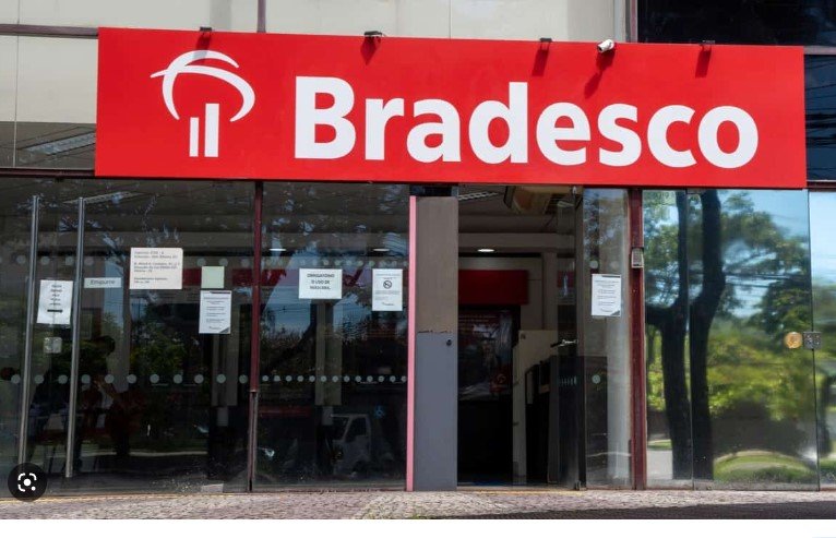 Idosa é levada de maca para fazer prova de vida e ação gera revolta contra Bradesco