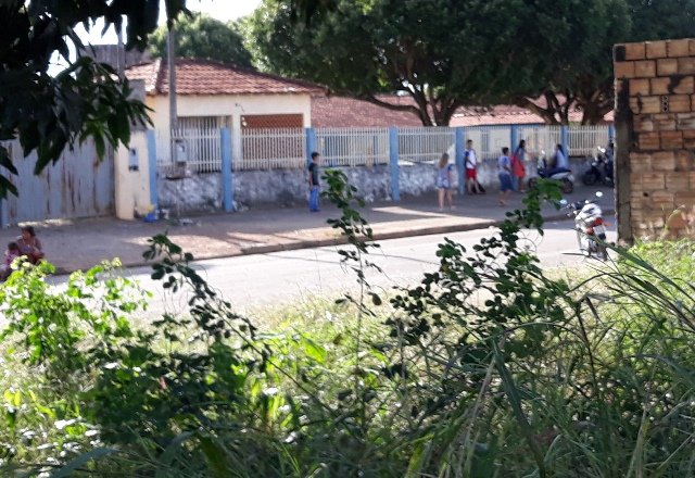 Terreno abandonado na área central de Colíder vira moradia para insetos peçonhentos em frente escola. (Vídeo)