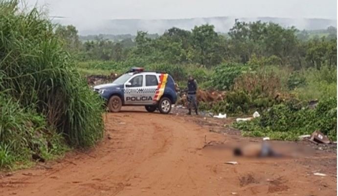 Homem é encontrado morto em lixão com várias marcas de tiros pelo corpo