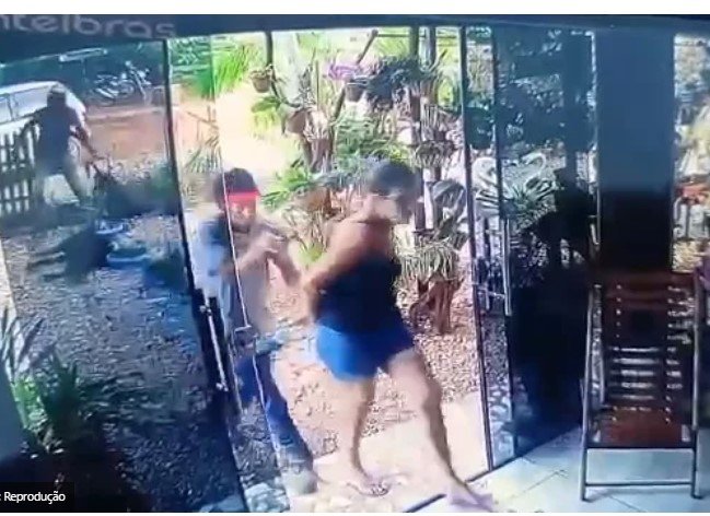 Bandidos abordam casal e matam cachorro em tentativa de roubo, mas são surpreendidos por vítima armada; veja vídeo