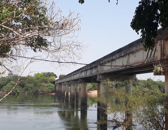 Motorista perde controle e acidenta próximo da ponte da cidade de Carlinda.