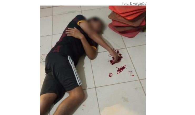 Jovem tenta invadir Delegacia, parte para cima de plantonista com uma faca é baleado na mão e acaba preso em Nova Mutum/MT